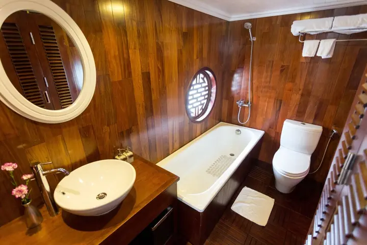 Халонг: Bhaya Halong Cruises