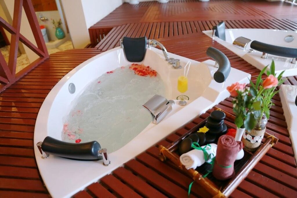 Хайфон: The Tray Hotel