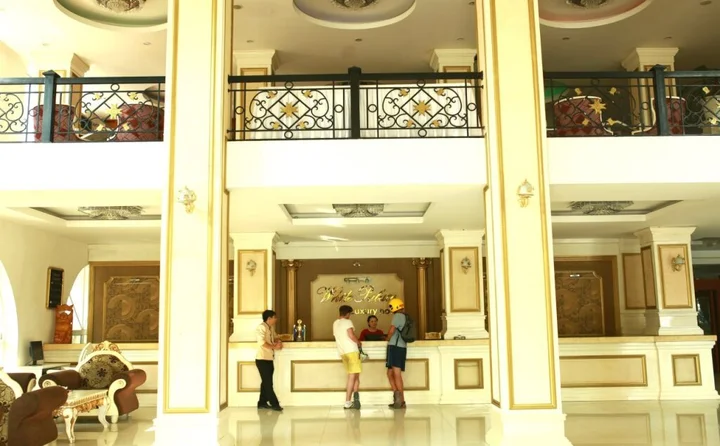 Хатинь: White Hotel