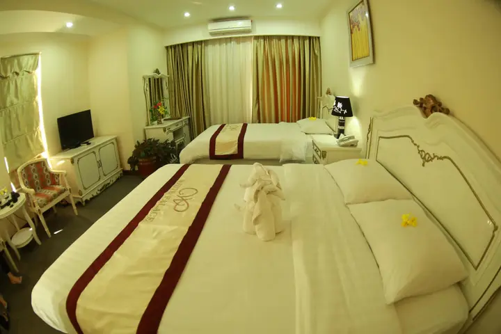 Хатинь: White Hotel