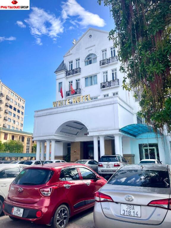 Хатинь: White Hotel