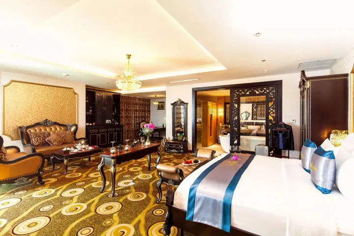 Тхузаумот: The Mira Hotel