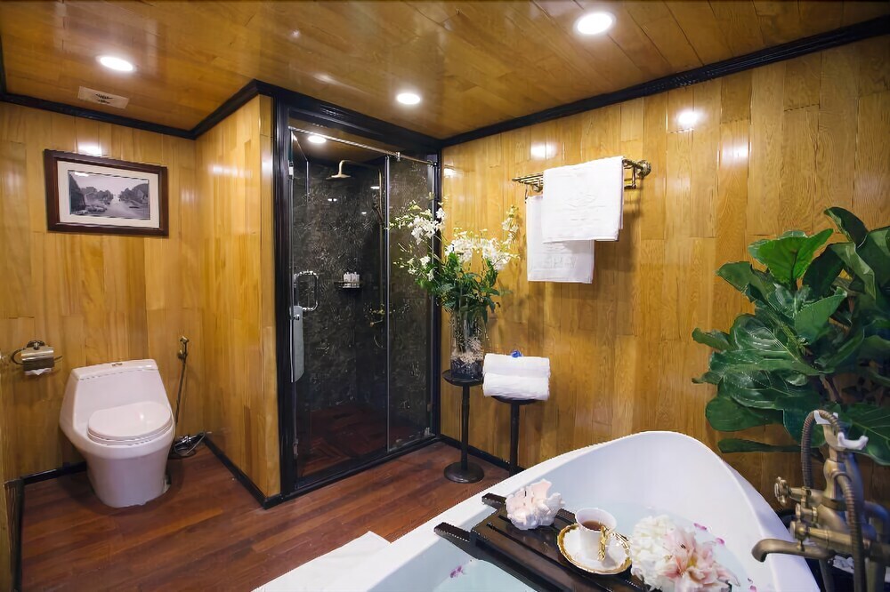 Халонг: Aphrodite Cruises