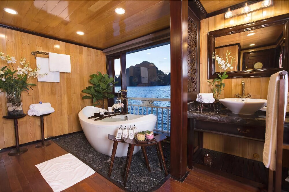 Халонг: Aphrodite Cruises