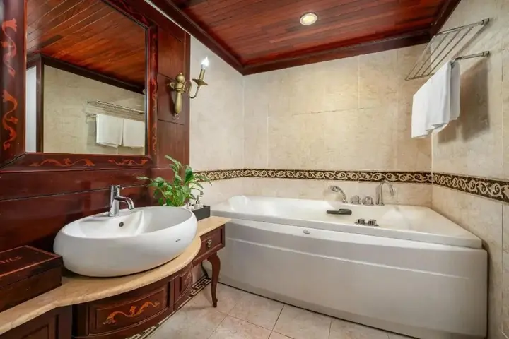 Халонг: Royal International Hotel