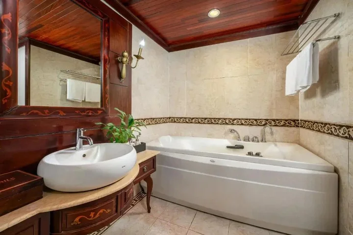 Халонг: Royal International Hotel