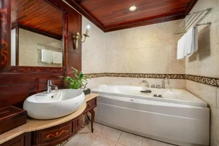 Халонг: Royal International Hotel