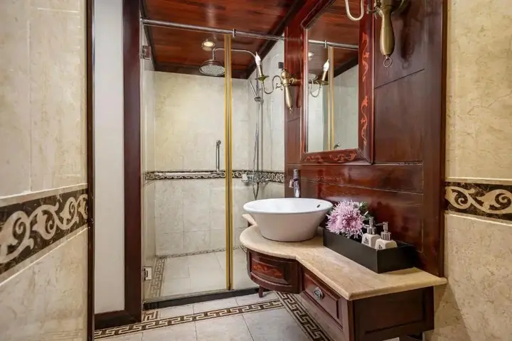 Халонг: Royal International Hotel