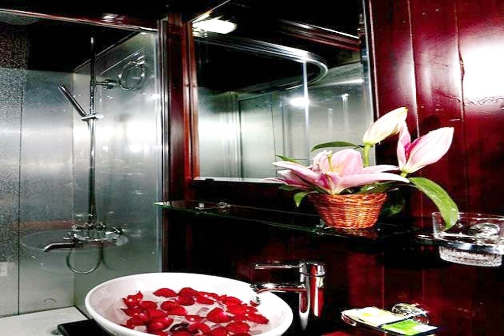 Халонг: Halong Bay Aloha Cruises