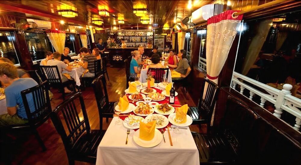 Халонг: Halong Bay Aloha Cruises