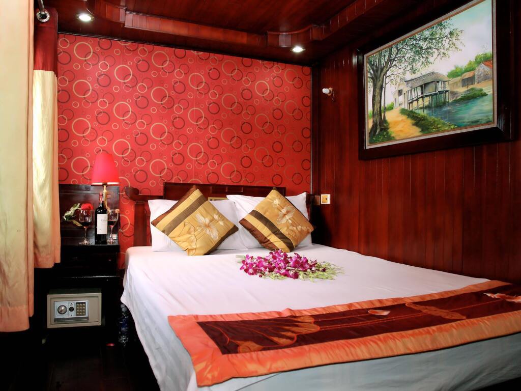Халонг: Halong Dragon Cruise