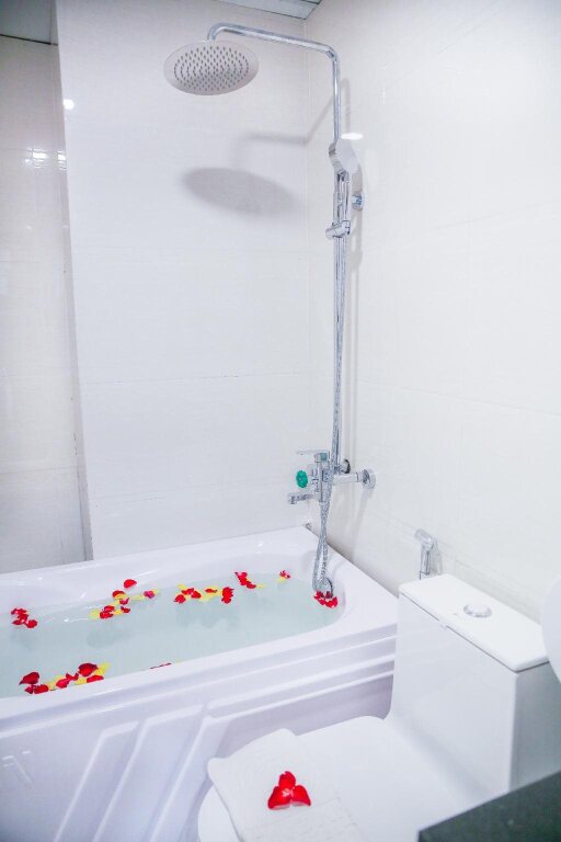 Хаулок: Long Anh Hotel