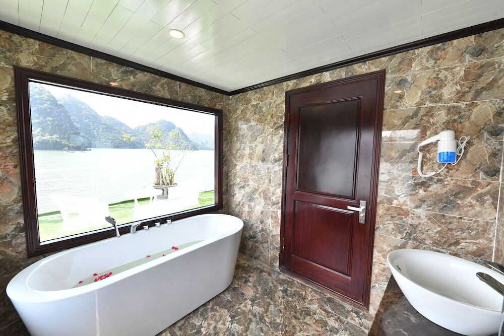 Халонг: Halong Sapphire Cruise