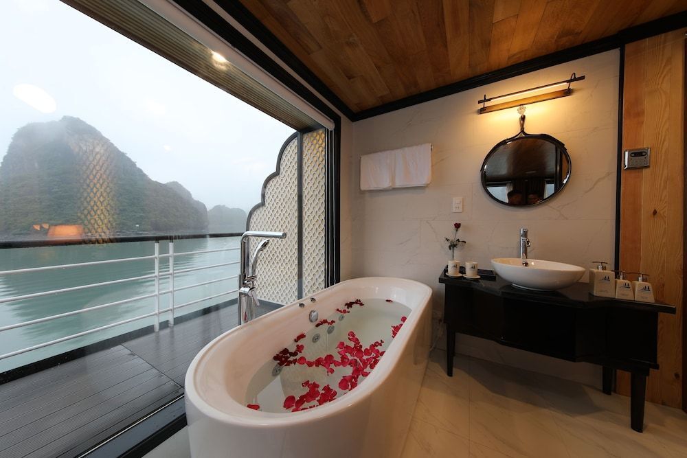Халонг: Halong Serenity Cruise