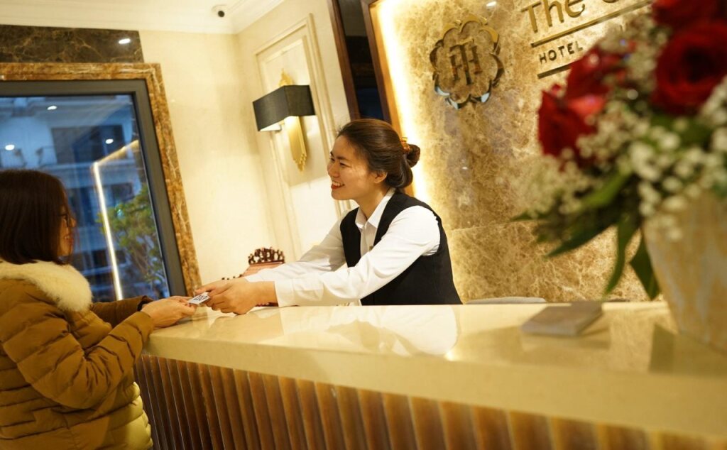 Халонг: The Confetti Hotel