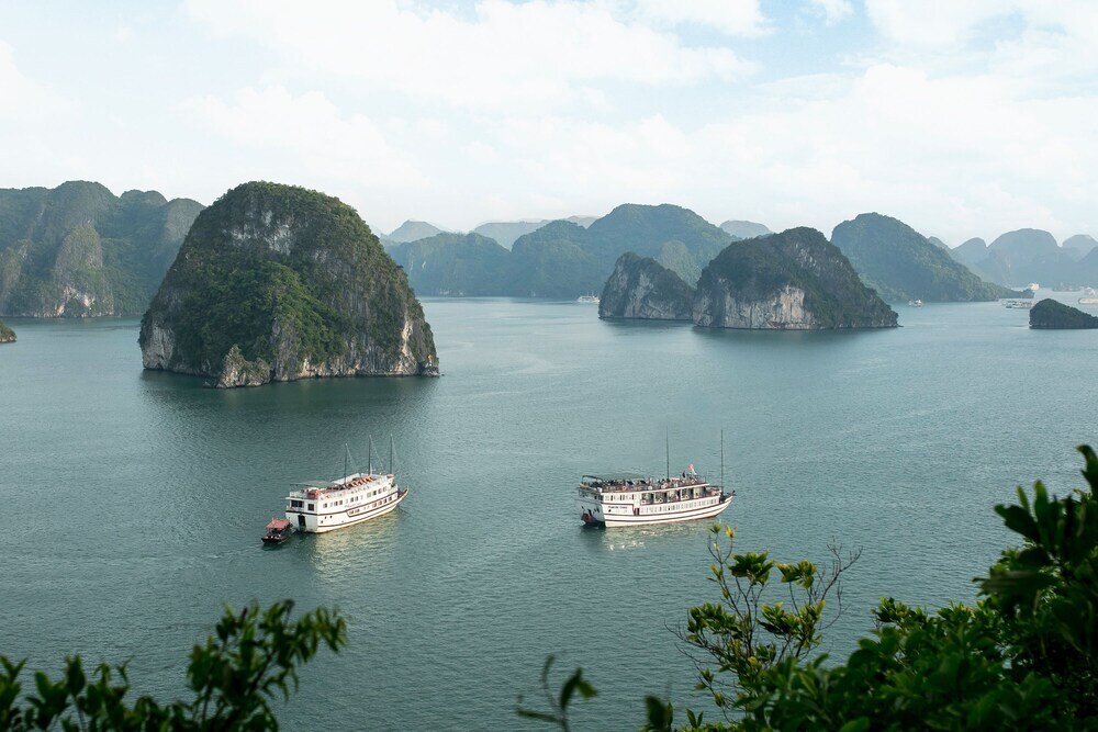 Халонг: Halong Majestic Legend Cruise