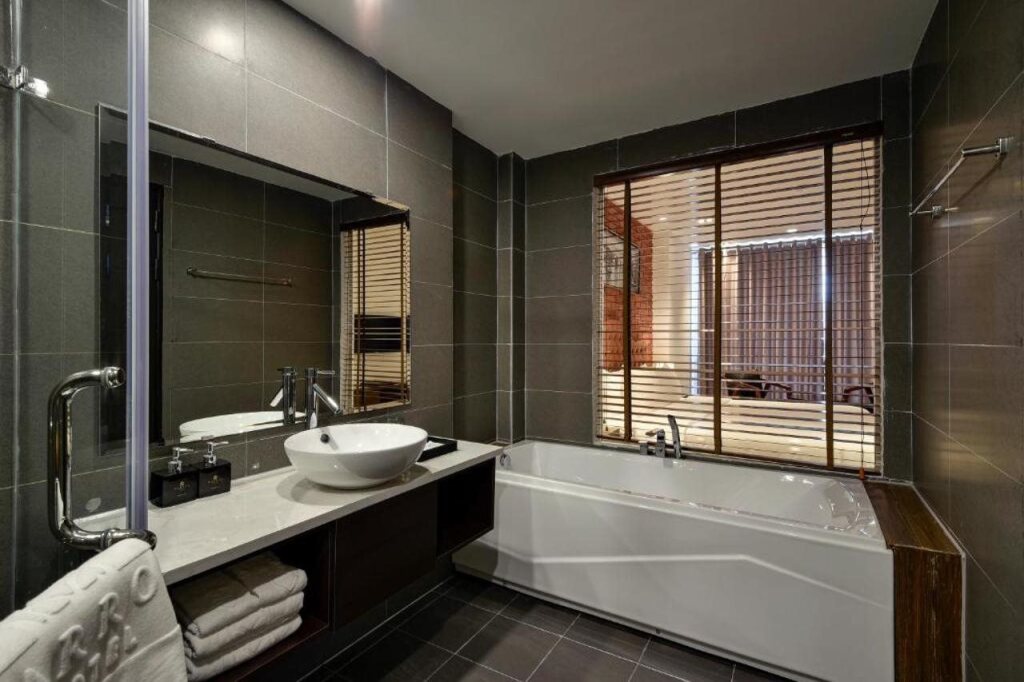 Шамшон: The Marron Hotel