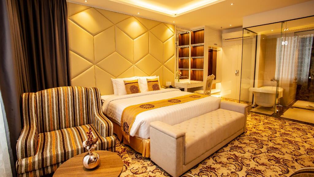 Тхузаумот: Elizabeth Hotel
