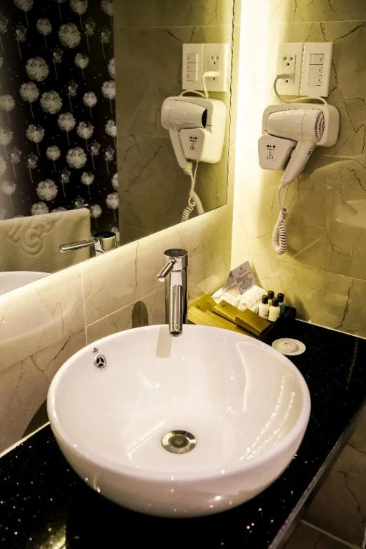 Тхузаумот: Elizabeth Hotel