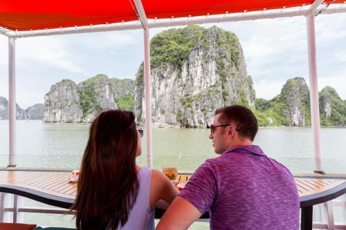 Халонг: L'Azalee Classic Day Cruise 4,5 hours