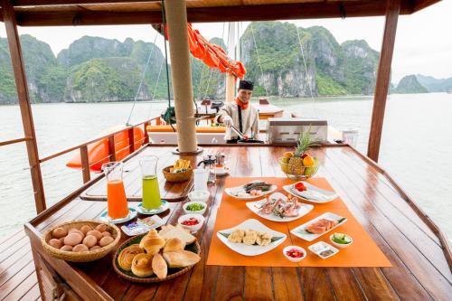 Халонг: Private L'Azalee Premium Day Cruise 6,5 hours