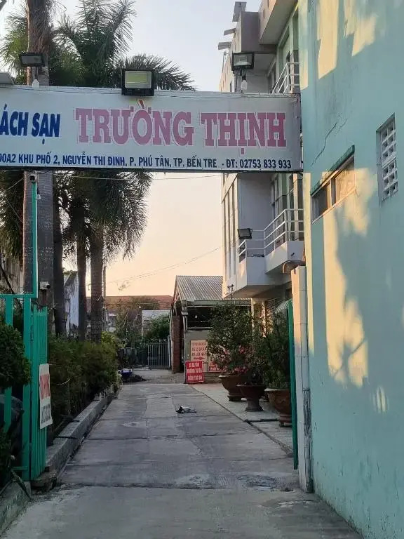 Бенче: Khach San Truong Thinh