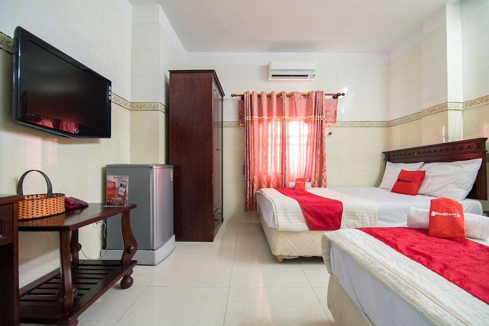 RedDoorz Plus near Tan Son Nhat Airport — фото 4