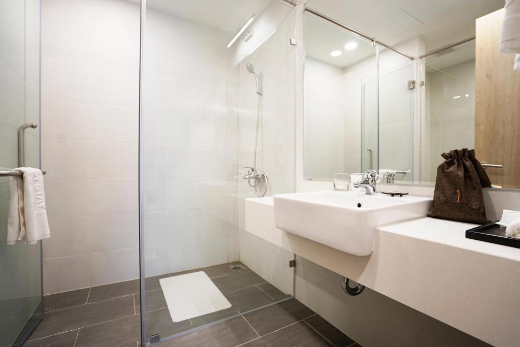 Бакнинь: The First Stay Hotel