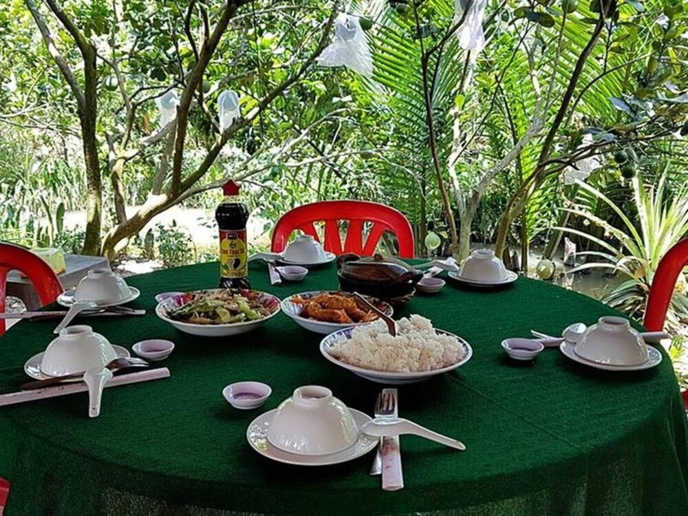 Бенче: Peaceful Homestay in the Middle of Fruit Garden - Room With Four Double Beds