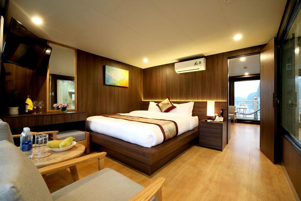 Хайфон: Unicharm Cruise Halong