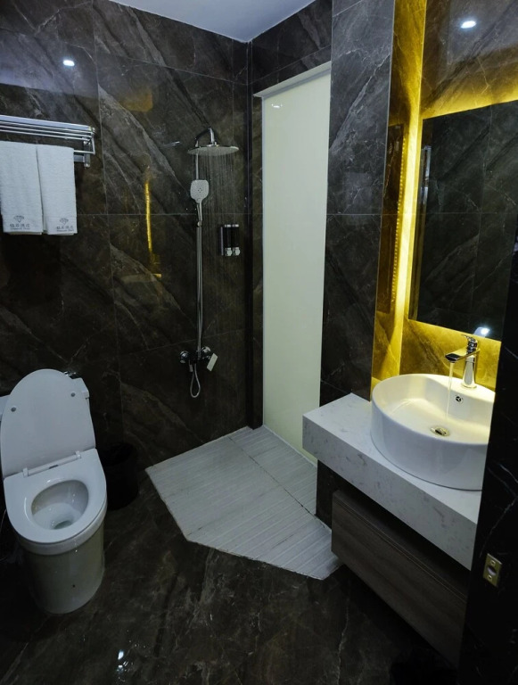 Тхузаумот: Diamond Hotel