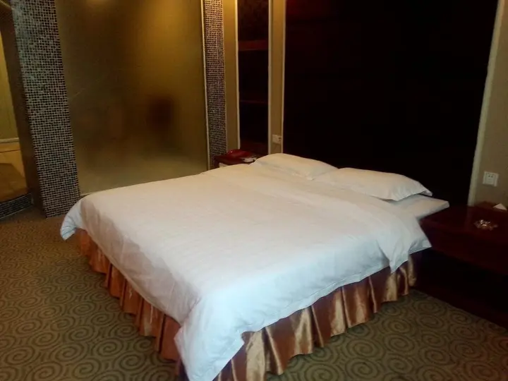 Дунгуань: Yu Hu Chun Chain Business Hotel