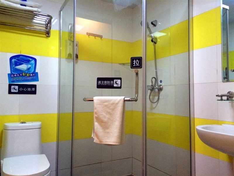 Цзюцюань: 7Days Inn Dunhuang Night Fair