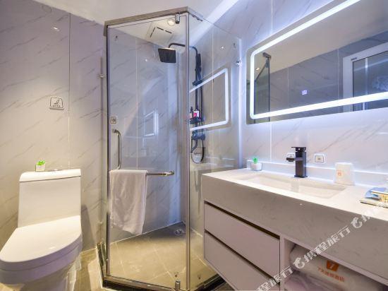 Лицзян: 7 Days Inn (Lijiang Old Town  The Grand Water Wheel Airport Shuttle Bus Stop)