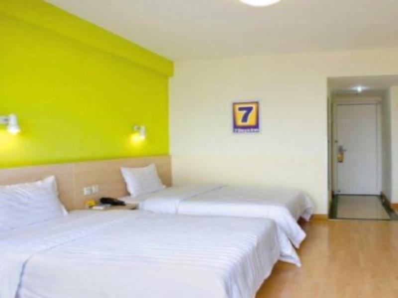 Дунъян: 7Days Inn Hengdian Movie Center