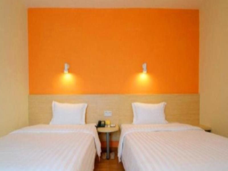 Дунъян: 7Days Inn Hengdian Movie Center