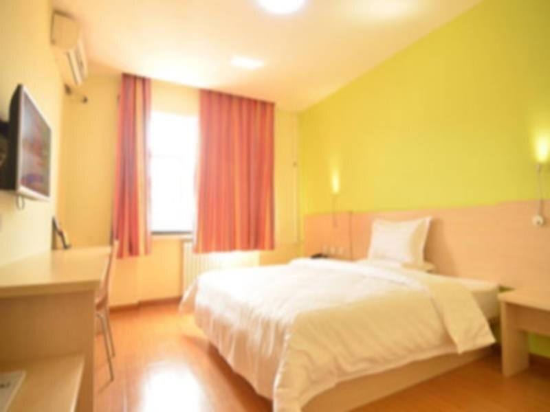 Дунъян: 7Days Inn Hengdian Movie Center
