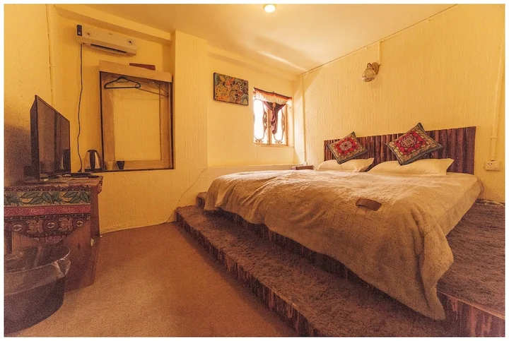 Шангри-Ла: Yis Hostel