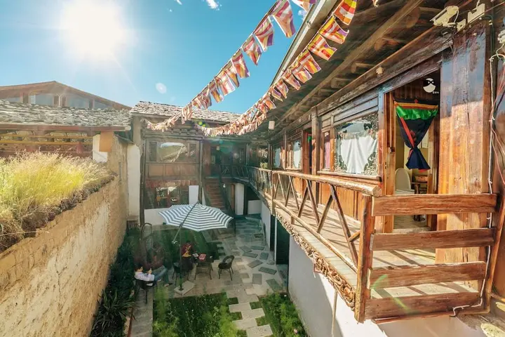 Шангри-Ла: Yis Hostel