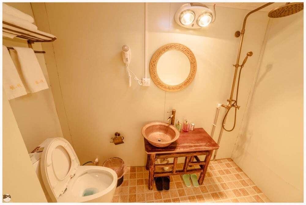 Шангри-Ла: Yis Hostel