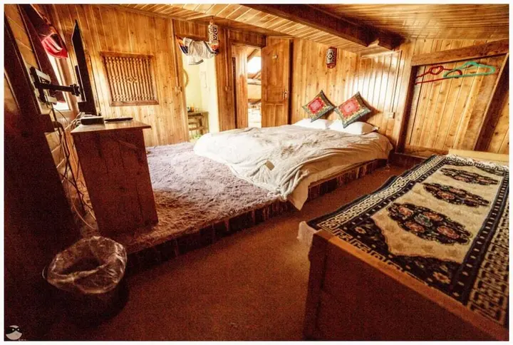 Шангри-Ла: Yis Hostel
