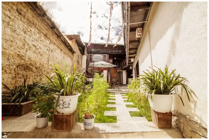Шангри-Ла: Yis Hostel