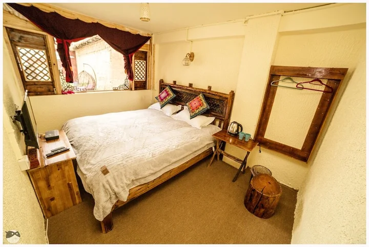Шангри-Ла: Yis Hostel