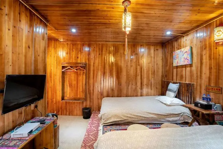 Шангри-Ла: Yis Hostel