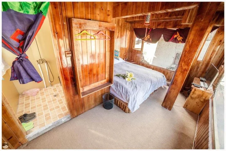Шангри-Ла: Yis Hostel