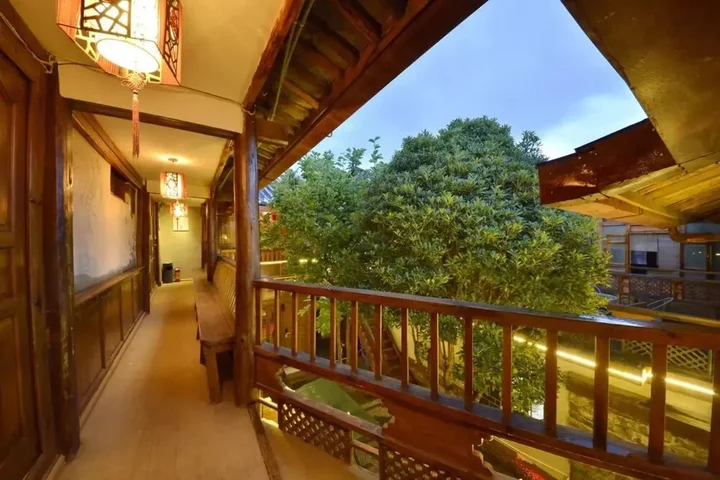 Лицзян: Lijiang Hua Qian Yue Xia Inn