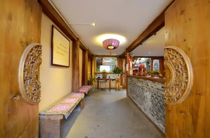 Лицзян: Lijiang Hua Qian Yue Xia Inn