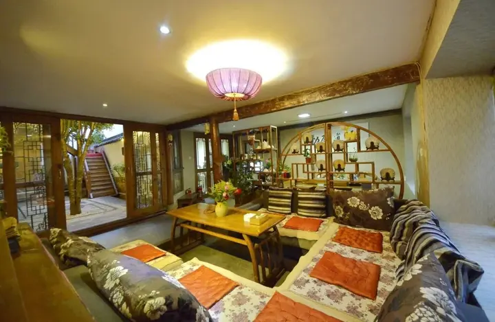 Лицзян: Lijiang Hua Qian Yue Xia Inn