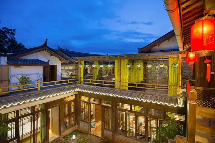 Lijiang Hua Qian Yue Xia Inn — фото 1