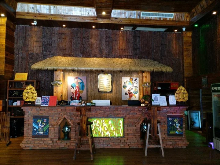 Цзинхун: Peacock Princess Hotel